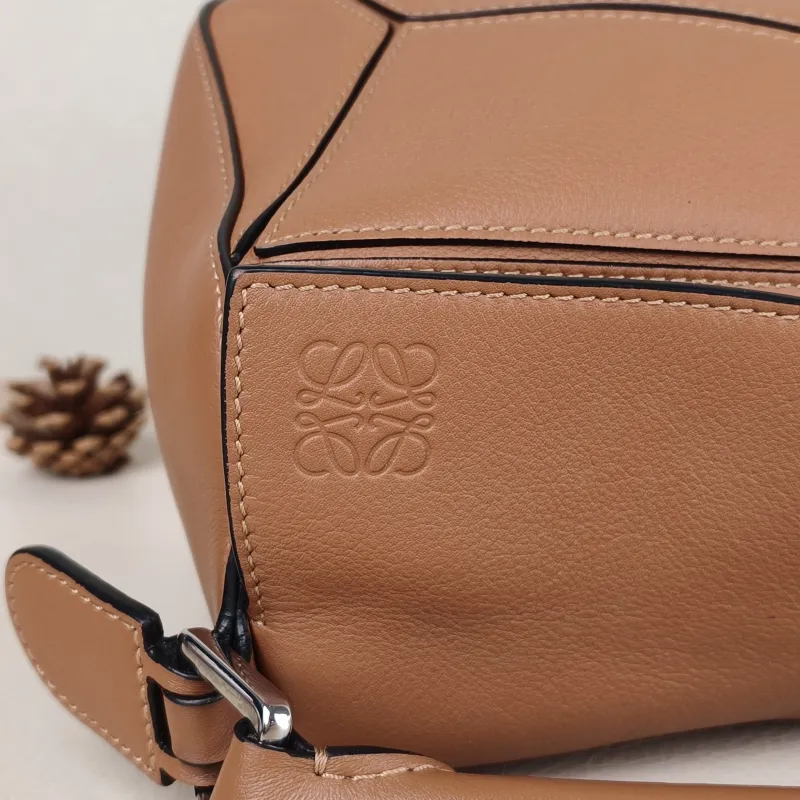 LOEWE Crossbody Bag Puzzle Caramel CC alfskin Small 24 × 10.5 × 16.5 cm — detail view 10 of 13