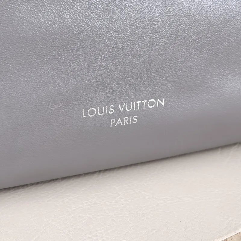 Louis Vuitton Crossbody Bag Carryall Vibe Grey SL ambskin Medium39 × 15 × 30 cm — detail view 9 of 15