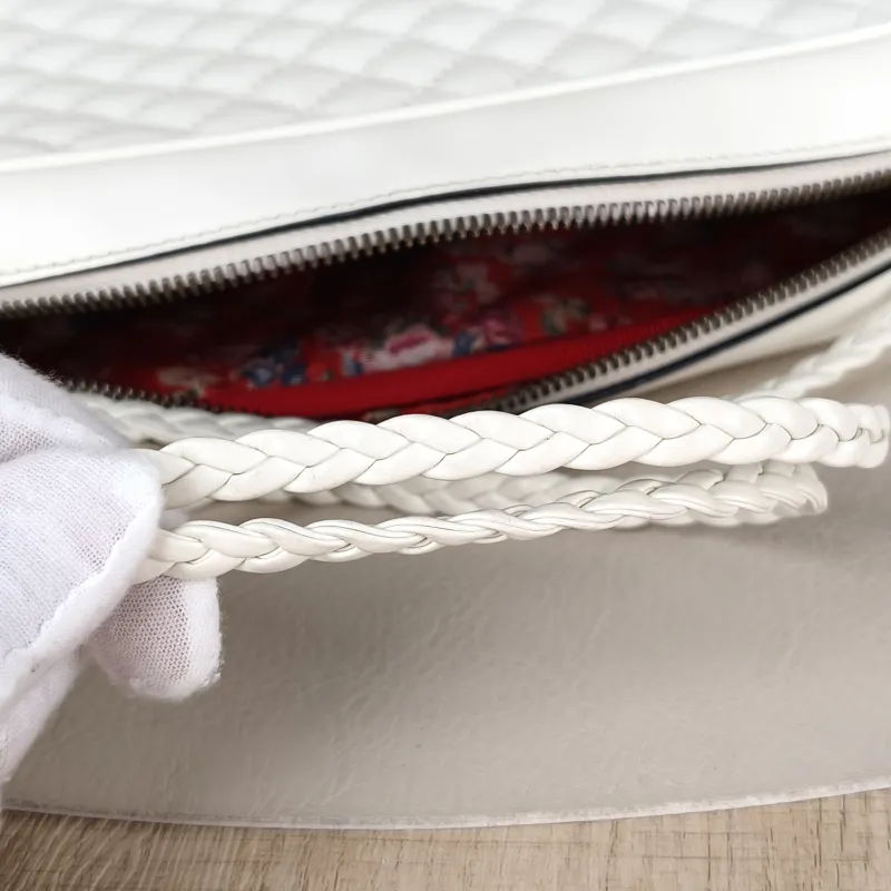 GUCCI Crossbody Bag Camera Bag White Calfskin One Size 24 × 5 × 17 cm — detail view 1 of 11