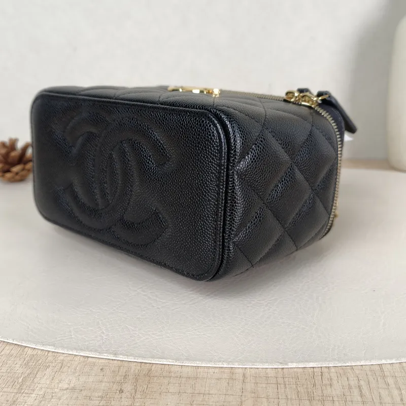 Chanel Crossbody Bag Edition Black Grained Calfskinmini16 × 8 × 9.5 cm — detail view 10 of 16