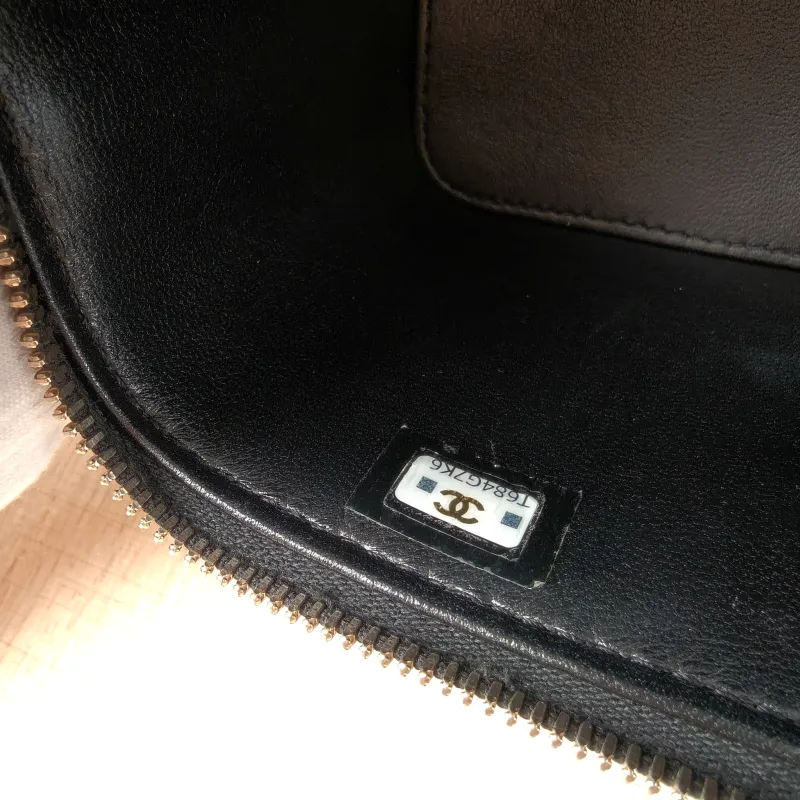 Chanel Crossbody Bag Edition Black Patent Leathermini16 × 8 × 9.5 cm — detail view 13 of 13