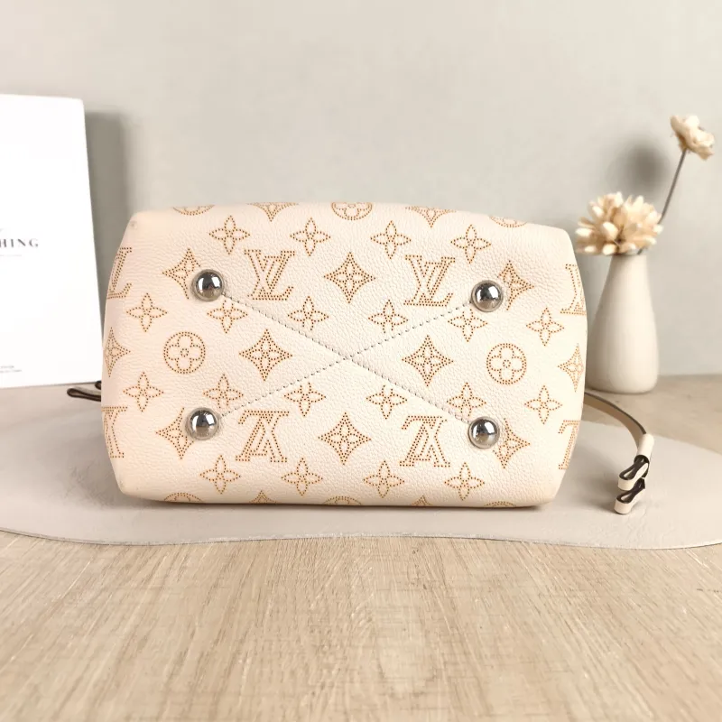 Louis Vuitton Crossbody Bag BELLA Calfskin One Size 22 × 14 × 19 cm — cover view 3 of 5