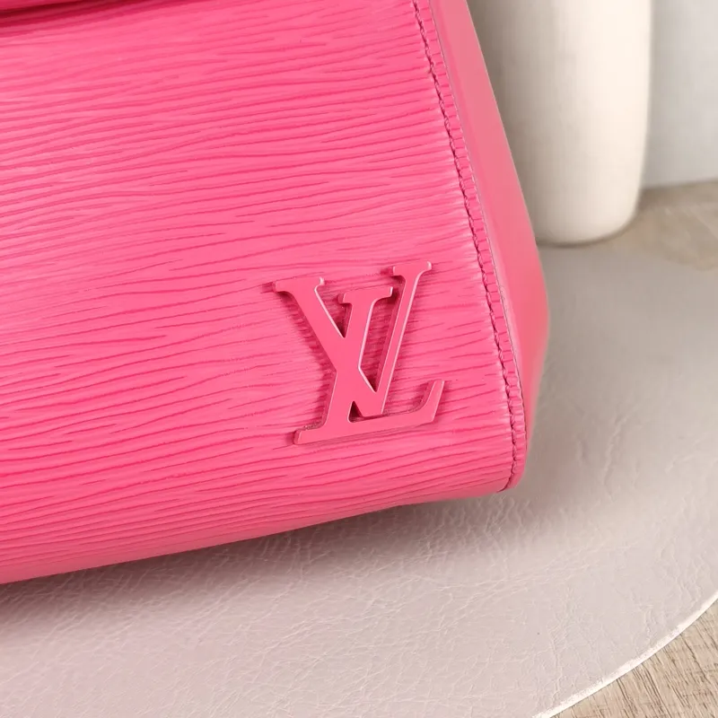 Louis Vuitton Crossbody Bag CLUNY Red Calfskin BB 28 × 10 × 20 cm — detail view 3 of 14