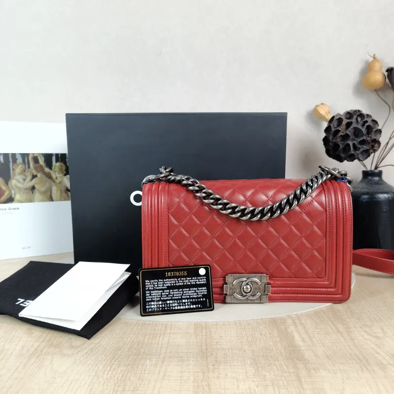 Chanel Crossbody Bag Le Boy​Red Calfskin Medium25 × 9 × 15 cm — cover view 2 of 6