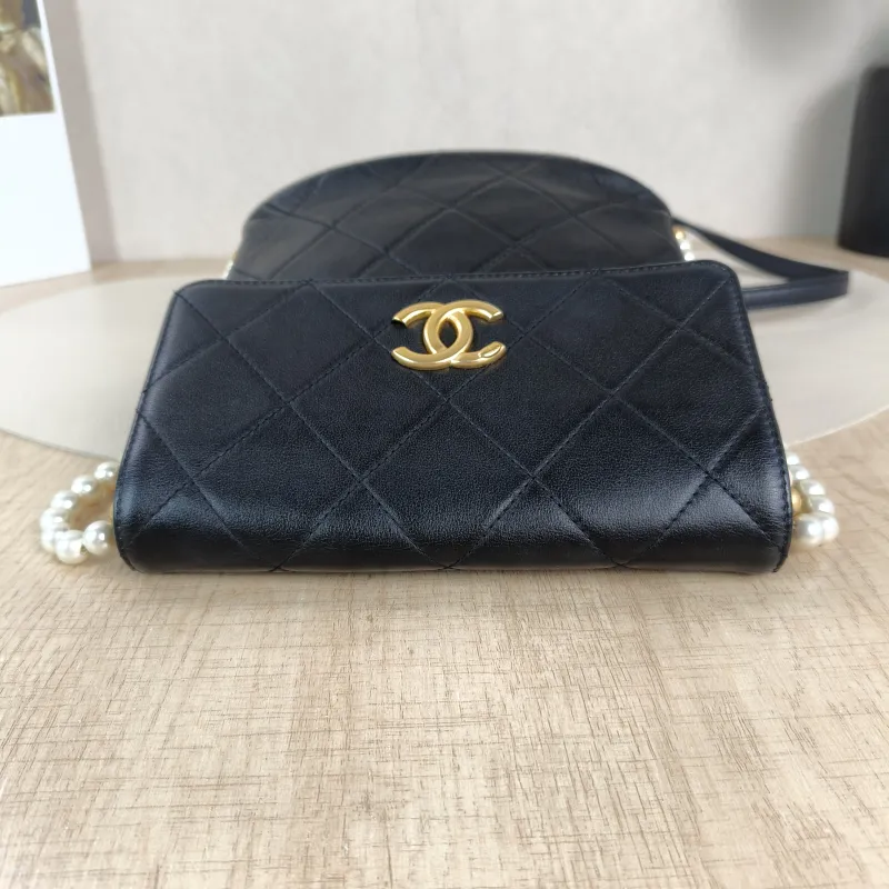 Chanel Crossbody Bag Pearl Crossbody Bag Black Calfskin One Size18.5 × 7.5 × 19 cm — detail view 1 of 11