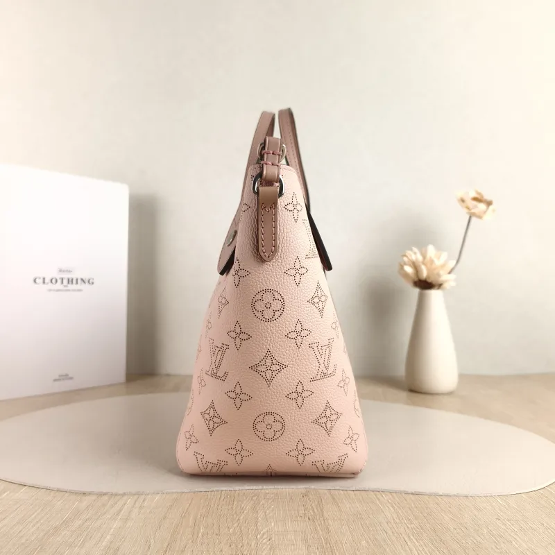 Louis Vuitton Shoulder Bag Hina Pink Calfskin Small 23 × 13 × 21 cm — detail view 3 of 10