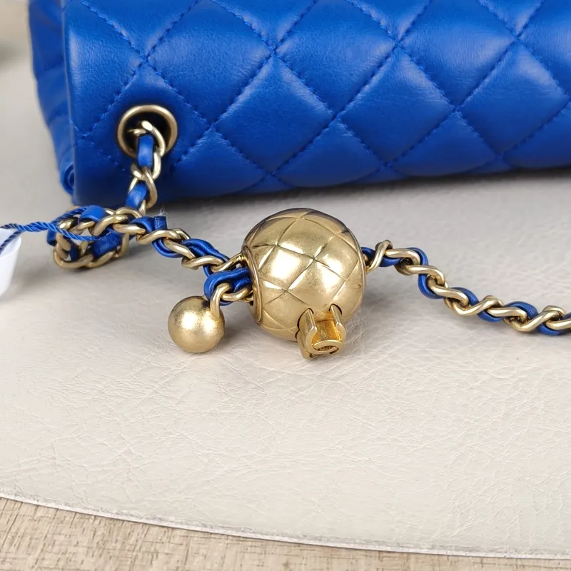 Chanel Crossbody Bag Blue Lambskin One Size17 × 8 × 13.5 cm — detail view 3 of 14