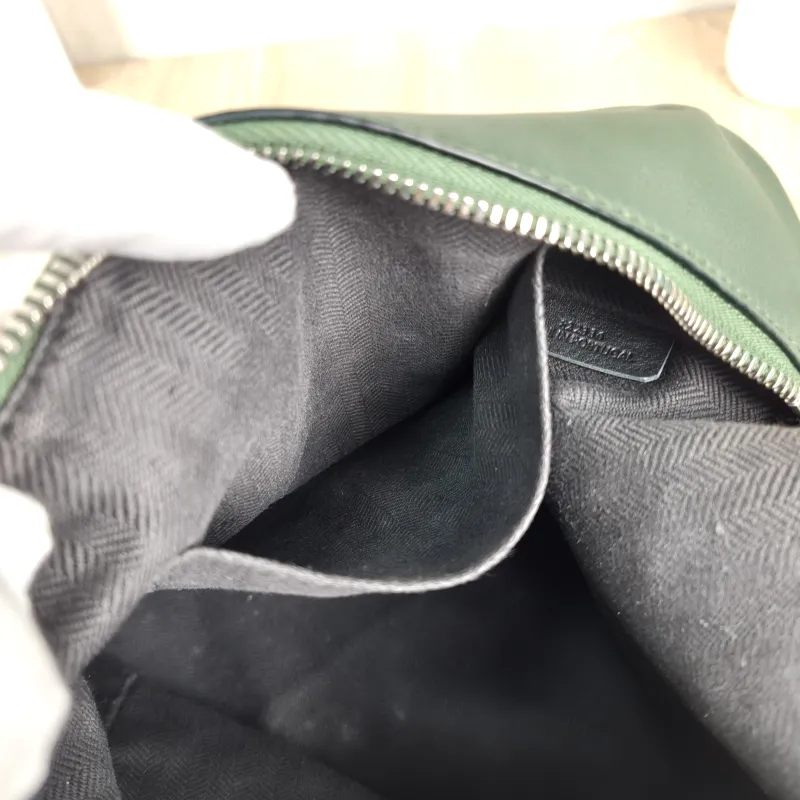 LOEWE Crossbody Bagcubi Crossbody Bag Green Calfskin Small20 × 11 × 15 cm — detail view 12 of 14