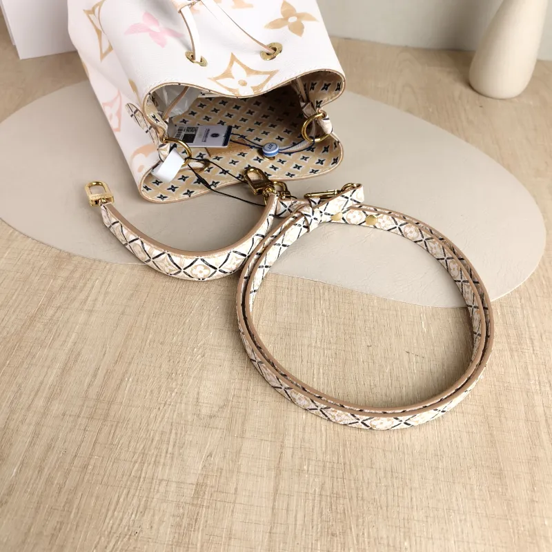 Louis Vuitton Crossbody Bag NÉONOÉ Bucket Bag BB PVC BB 20 × 13 × 20 cm — detail view 5 of 10