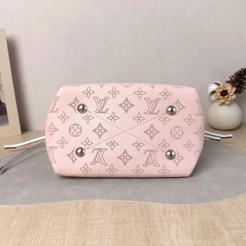 Louis Vuitton Crossbody Bag BELLA Calfskin One Size 22 × 14 × 19 cm — cover view 2 of 5