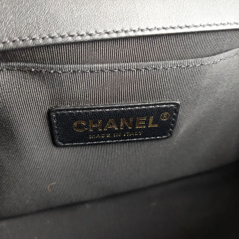 Chanel Crossbody Bag Le Boy​ Black Calfskin Medium 25 × 9 × 15 cm 27 — detail view 1 of 12