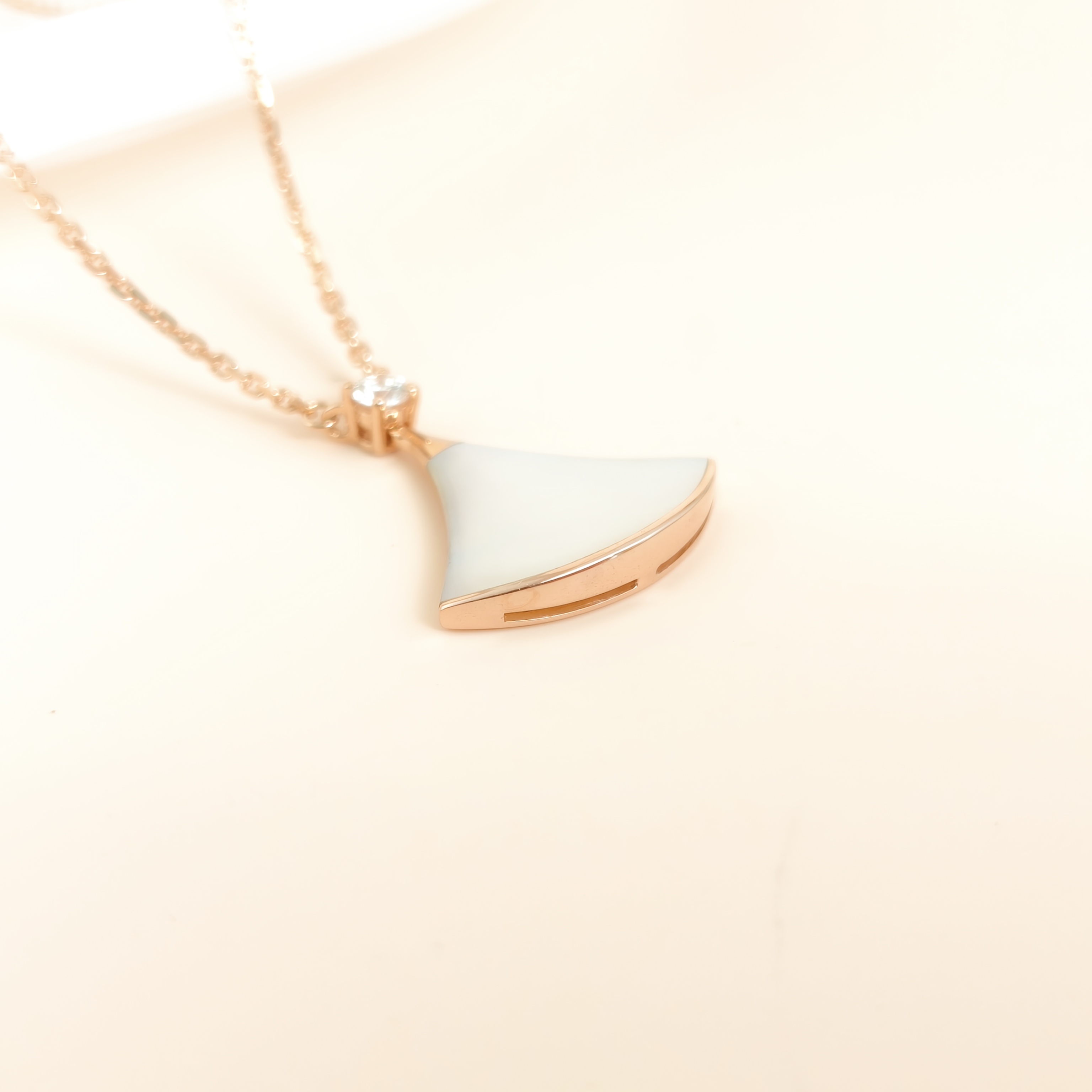 Bvlgari Necklace DIVAS’ DREAM Collection Pearl White Mother-of-Pearl Diamond18KR ose Gold Medium Pendant2cm 43cm — cover view 3 of 10