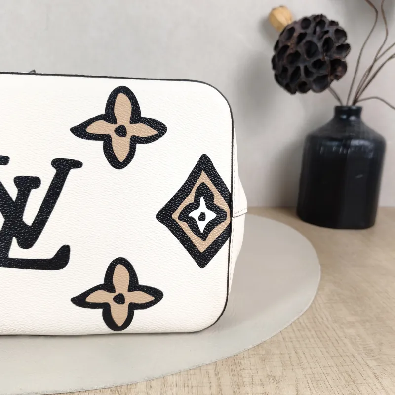 Louis Vuitton Shoulder Bag NÉONOÉ Bucket Bag PVC Medium 26 × 17.5 × 26 cm — detail view 8 of 11
