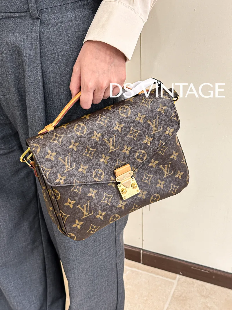 Louis Vuitton Crossbody Bag Pochette Métis Monogram PVC Medium25 × 7 × 19 cm Conditioned — on-model view 3 of 3