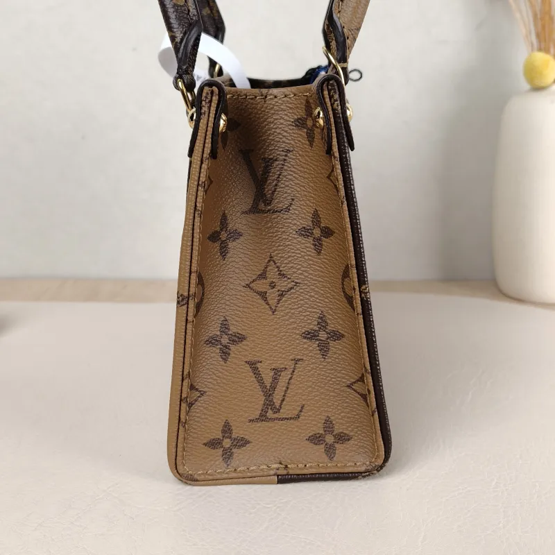 Louis Vuitton Crossbody Bag Onthego BB Monogram PVC BB 18 × 8.5 × 15 cm — detail view 10 of 11
