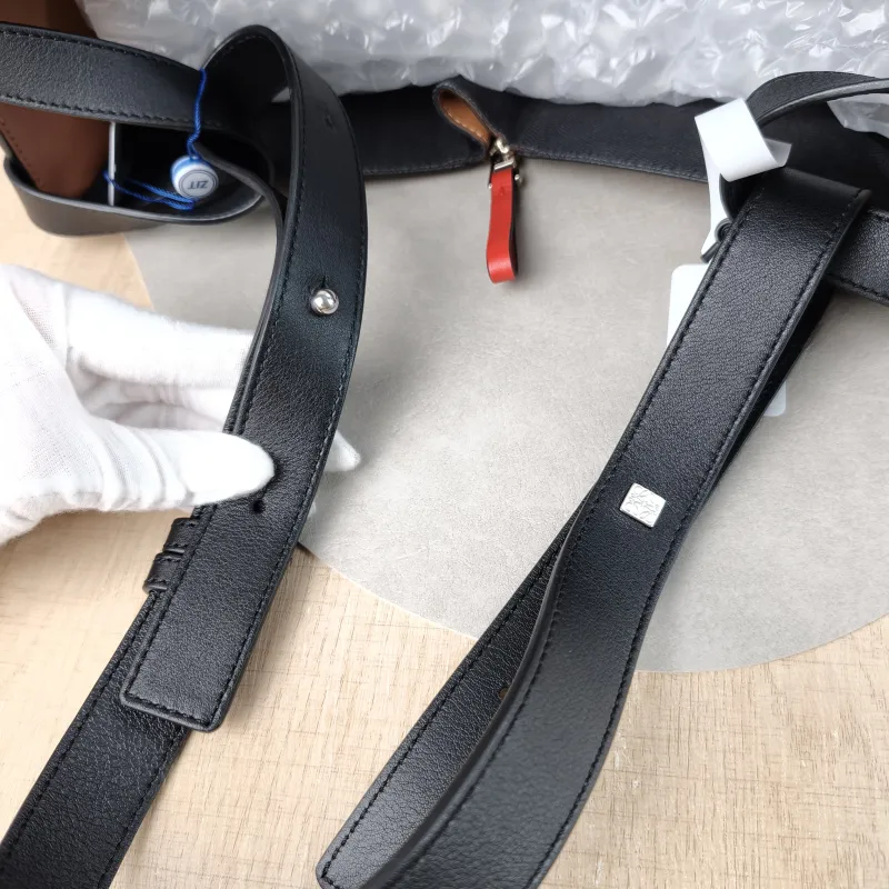 LOEWE Shoulder Bag Hammock Brown Calfskin Large 33 × 17 × 30 cm — detail view 11 of 12