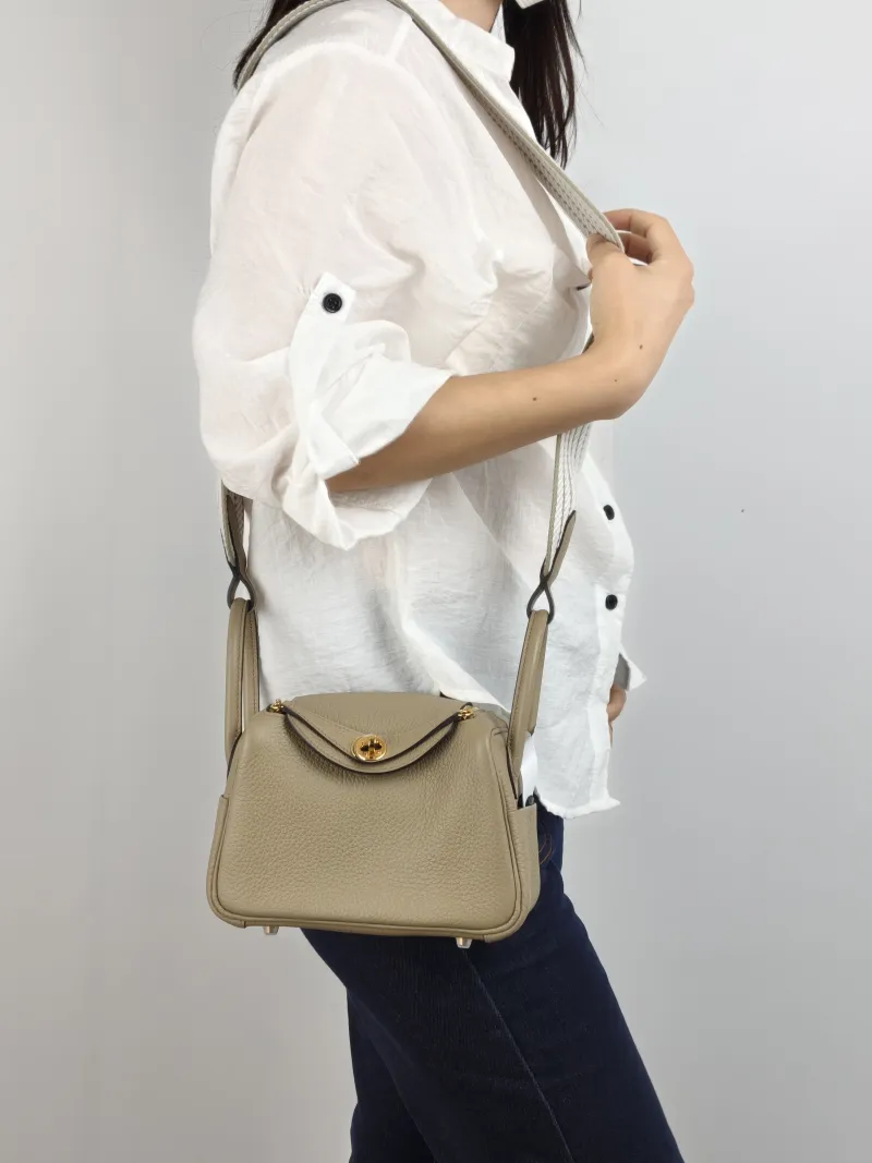 Hermès Crossbody Bag Lindy Mini 19 8Q Beige TC Calfskin Mini 19 × 9.5 × 13 cm G — on-model view 2 of 2
