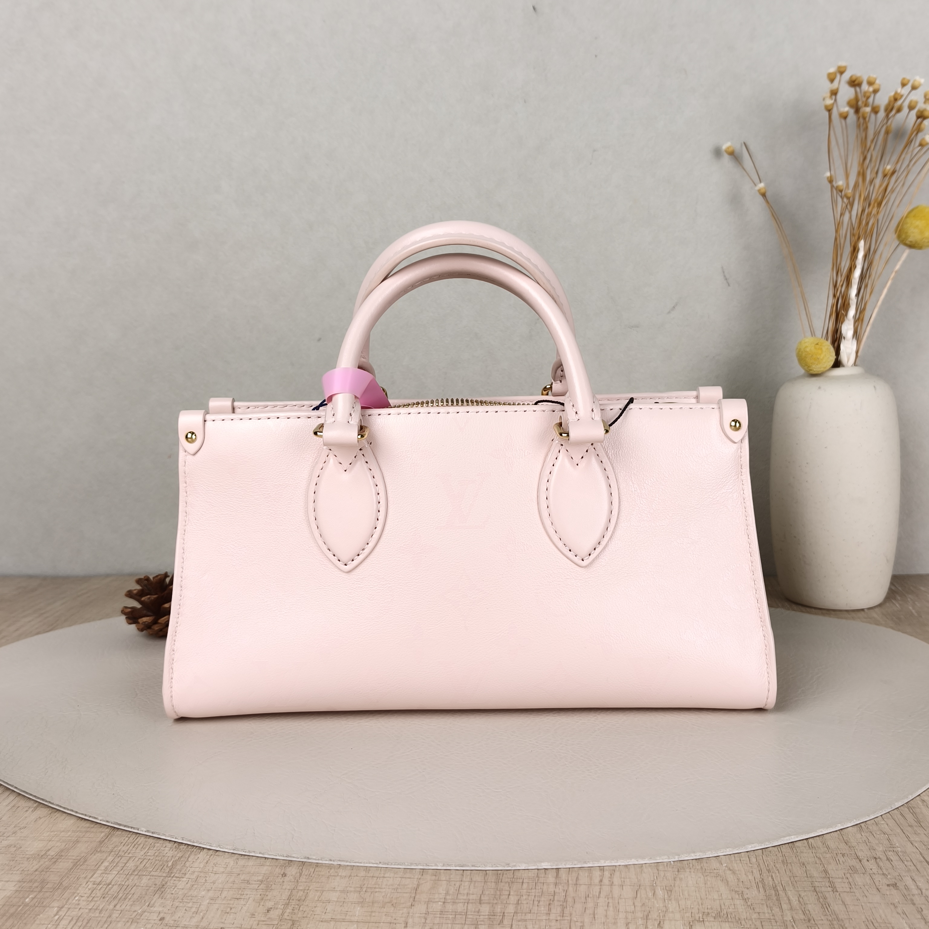 Louis Vuitton Crossbody Bag Onthego East West Two Straps Sun Yitian Pearl · Calfskin Small25 × 10 × 13 cm