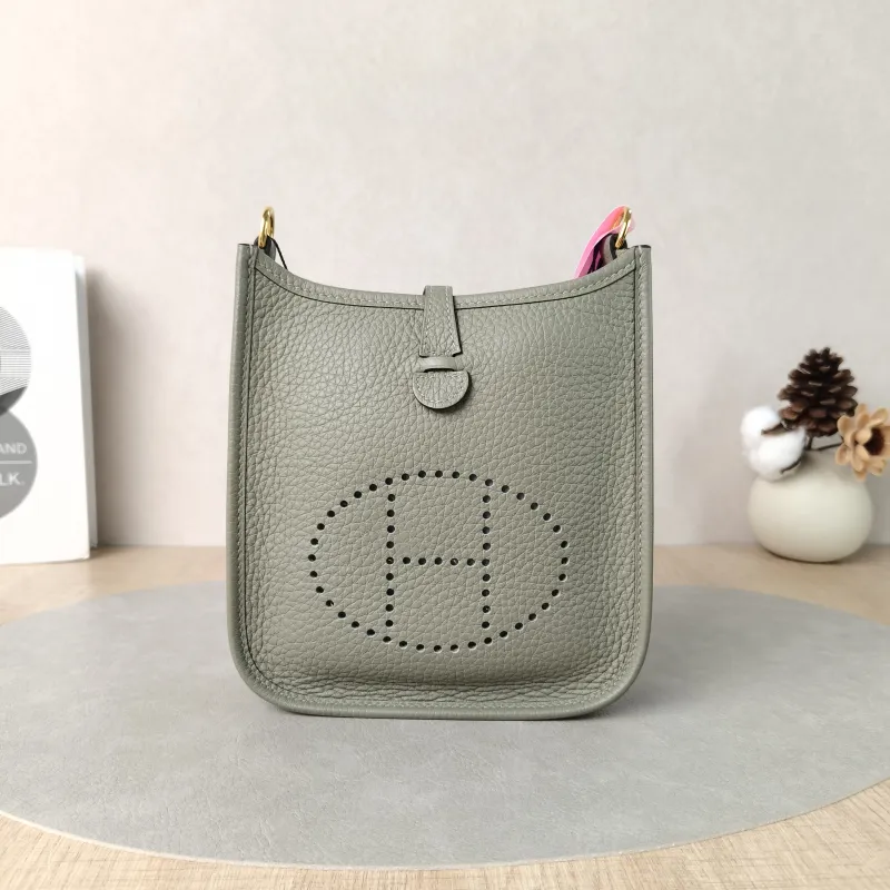 Hermès Crossbody Bag Evelyne Mini 16 Mini 16Q1 Taurillon Clemence TC Calfskinmini17 × 5.5 × 18 cm