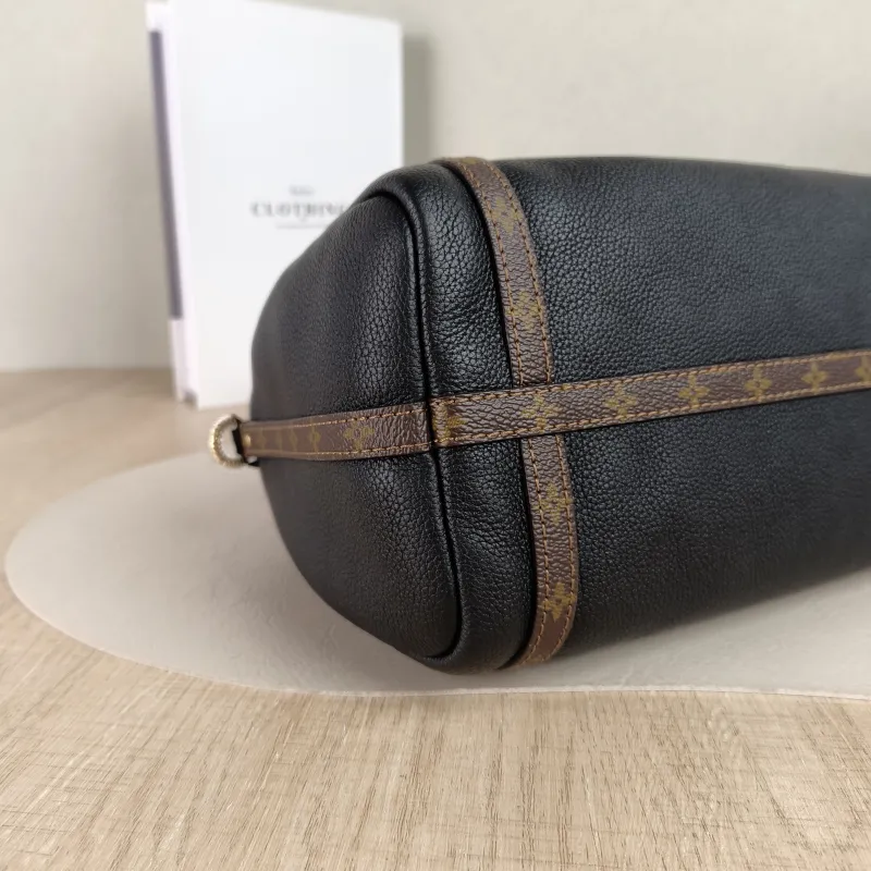 Louis Vuitton Shoulder Bag EXPRESS Shoulder Bag Black Calfskin Small26 × 13.5 × 17 cm — detail view 6 of 8