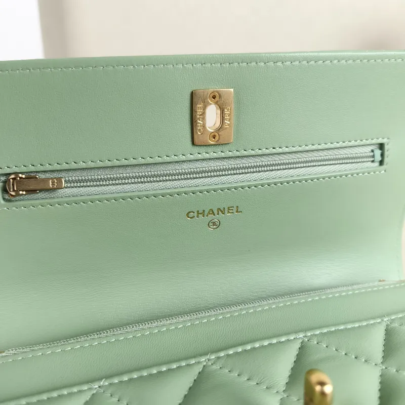 Chanel Crossbody Bag Edition woc Green Lambskin Mini 19.2 × 3.5 × 12.3 cm — detail view 1 of 13