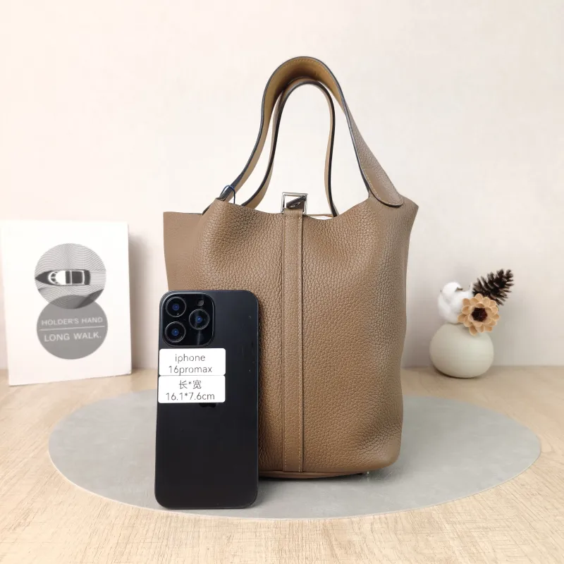 Hermès Top Handle Bag Picotin Lock 22 223G Taurillon Clemence TC Calfskin Medium22 × 17 × 21 cm — cover view 3 of 6