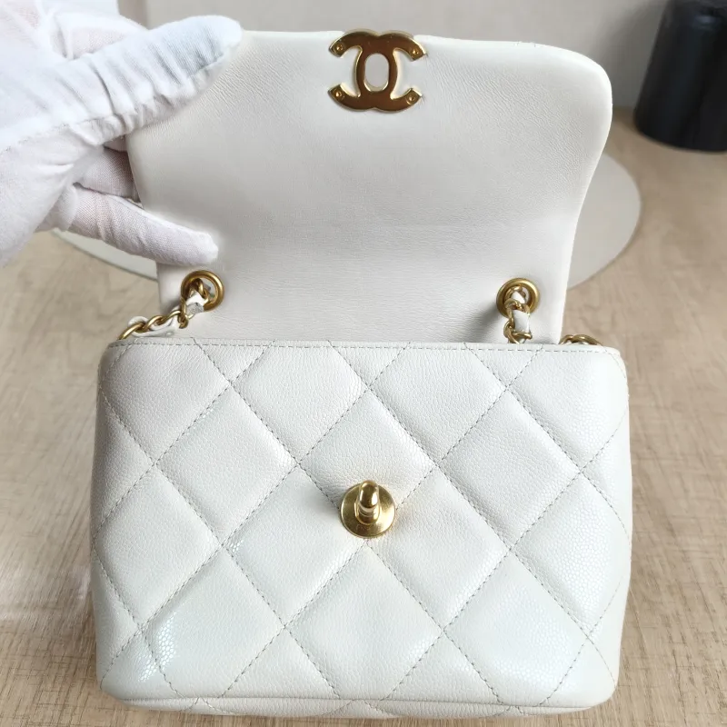 Chanel Crossbody Bag Edition White Calfskin One Size17 × 7 × 13 cm — detail view 14 of 14