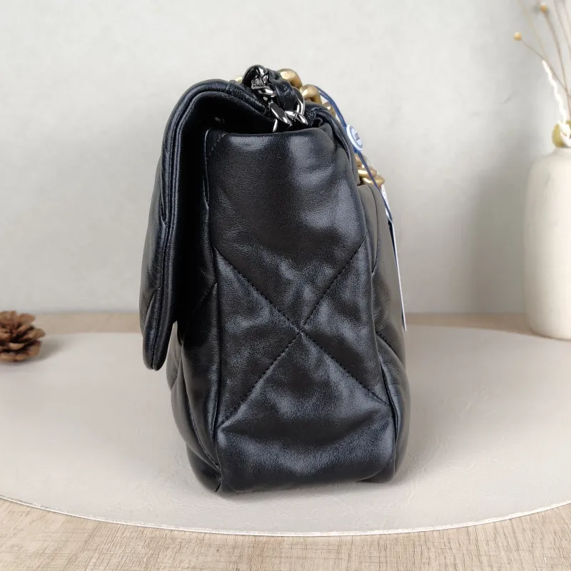 Chanel 19Bag Black Lambskin Medium30 × 10 × 20 cm — detail view 12 of 15