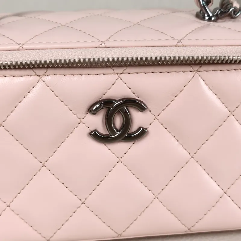 Chanel Crossbody Bag Edition Pink Calfskin Mini 16 × 8 × 9.5 cm — detail view 3 of 13
