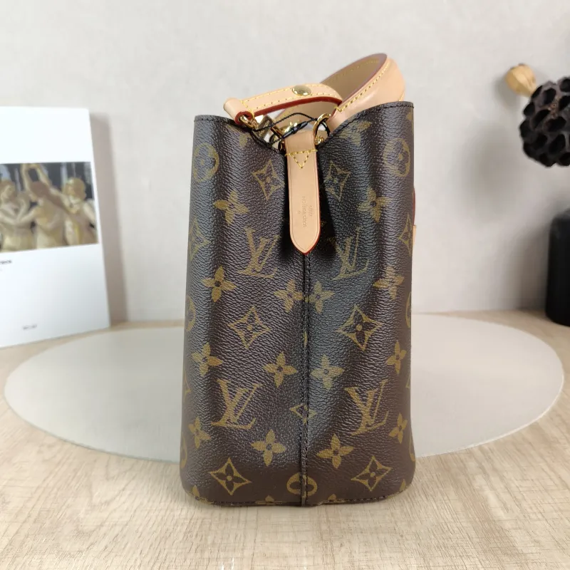 Louis Vuitton Crossbody Bag NÉONOÉ Bucket Bag BB Monogram PVC BB 20 × 13 × 20 cm — detail view 2 of 12