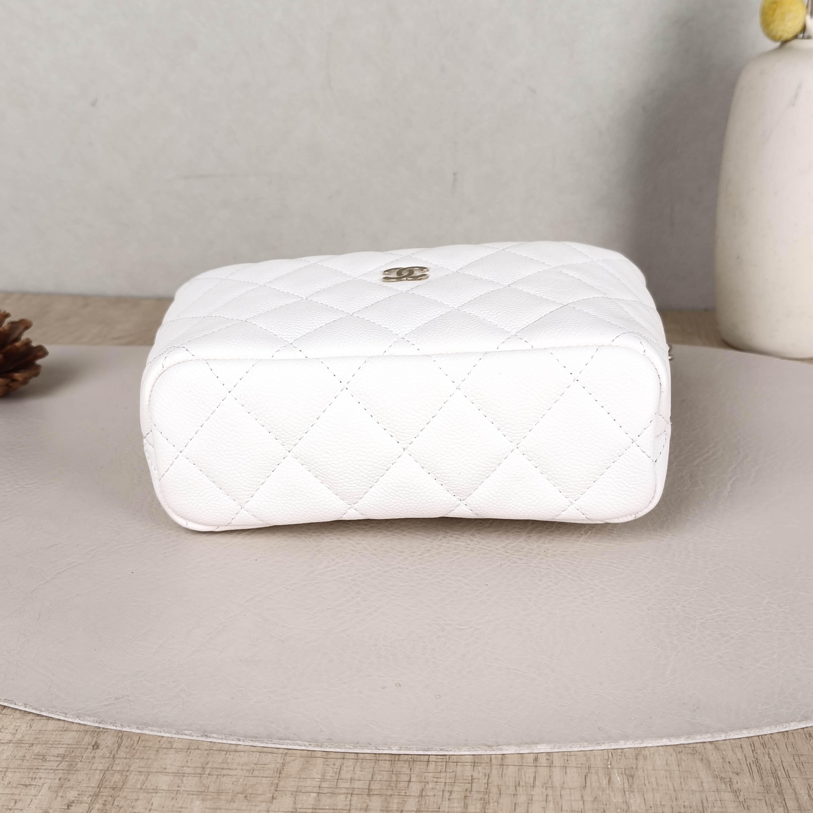 Chanel Crossbody Bag Crossbody Bag White Calfskin One Size21.5 × 7.5 × 19 cm — cover view 4 of 5