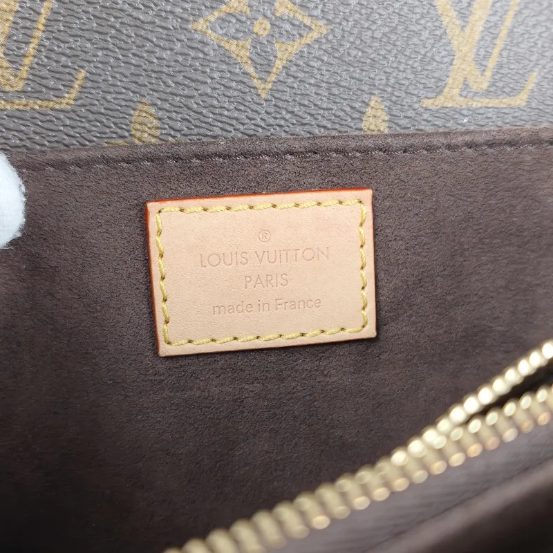Louis Vuitton Crossbody Bag Pochette Métis East West Monogram PVC Small 21.5 × 6 × 13.5 cm — detail view 1 of 16