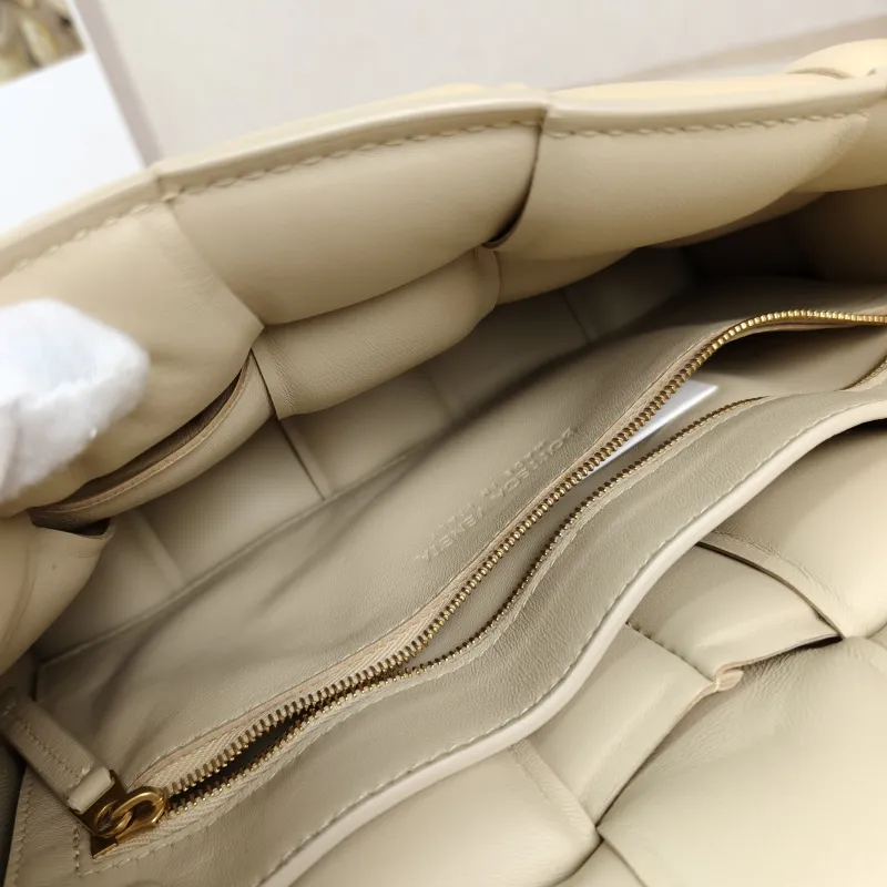 Bottega Veneta Crossbody Bag Padded Cassette Woven Lambskin Medium26 × 8 × 18 cm — detail view 12 of 14
