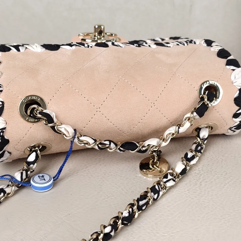 Chanel Crossbody Bag Edition Pink Suede 19 × 5 × 13.5 cm — detail view 7 of 13