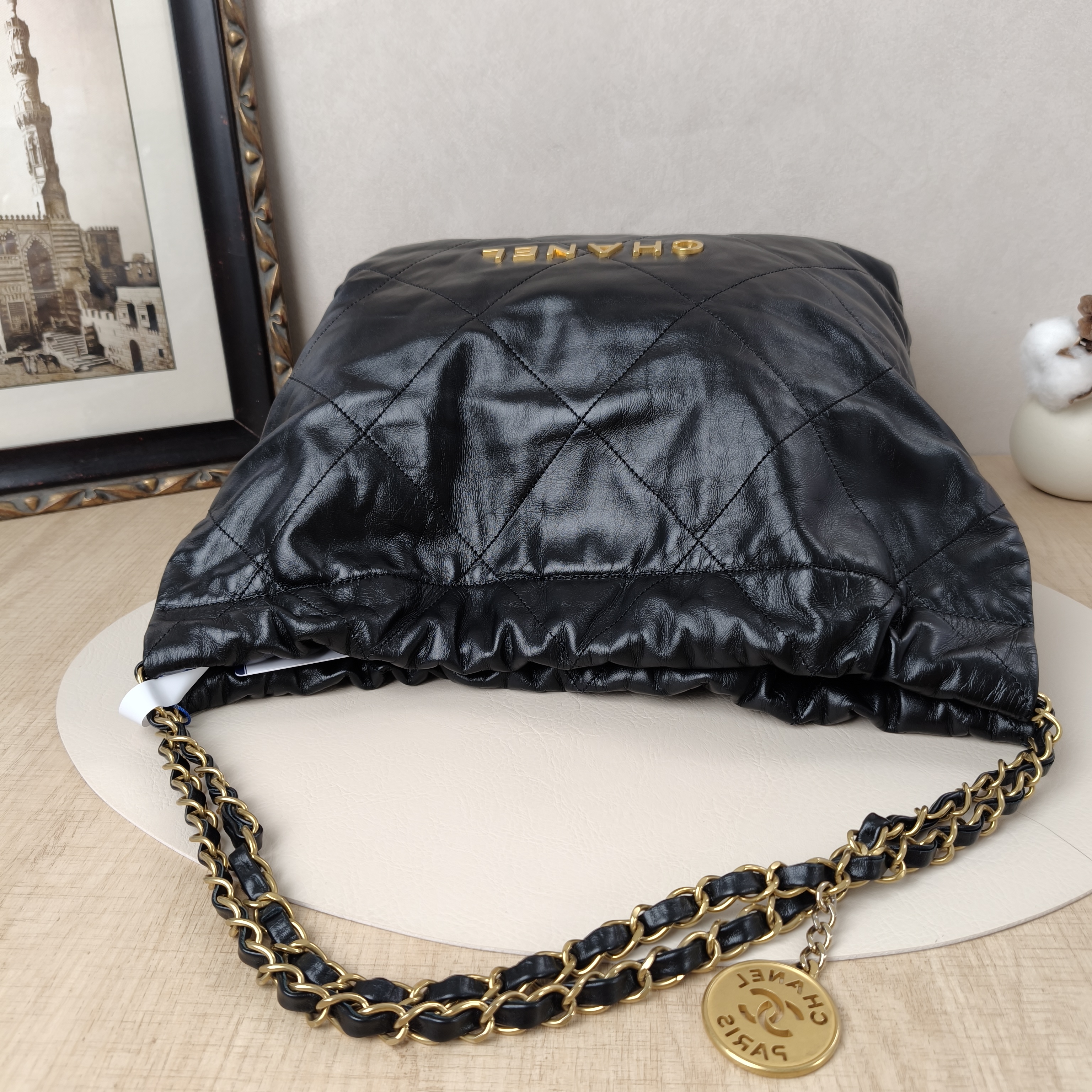 Chanel Shoulder Bag22Bag Black CC alfskin Medium39 × 8 × 42 cm — cover view 4 of 9