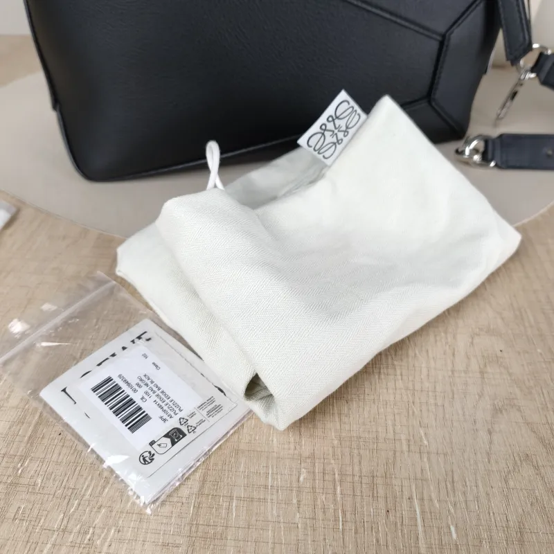 LOEWE Shoulder Bag Puzzle Black CC alfskin Medium 29 × 14 × 19.5 cm — detail view 4 of 13