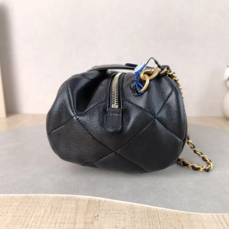 Chanel Crossbody Bag Black Lambskin One Size 23 × 14 × 11 cm — detail view 9 of 12