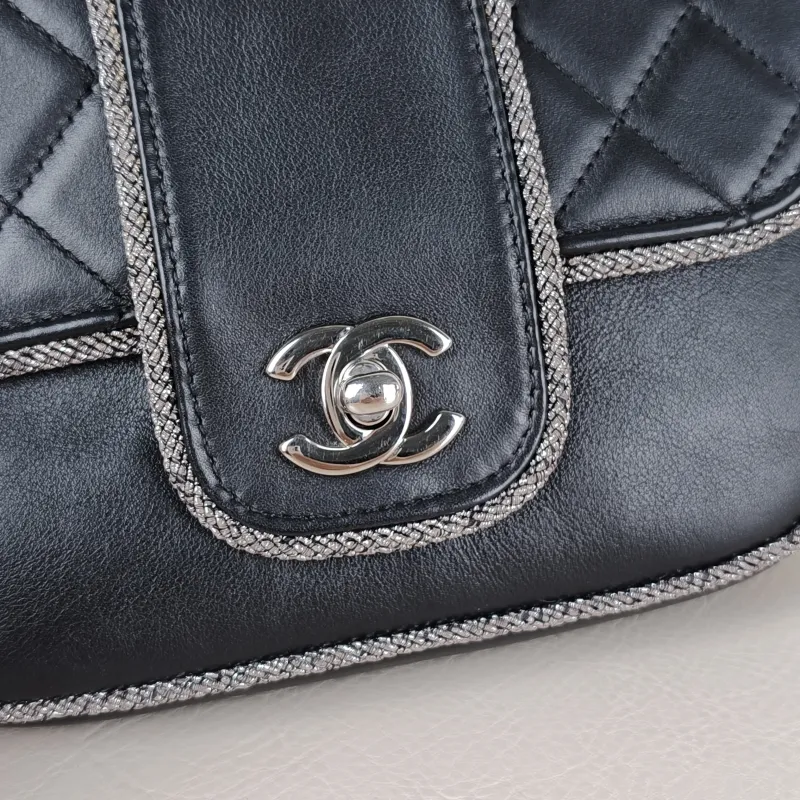Chanel Crossbody Bag Black Lambskinmini17 × 8 × 13.5 cm — detail view 7 of 13