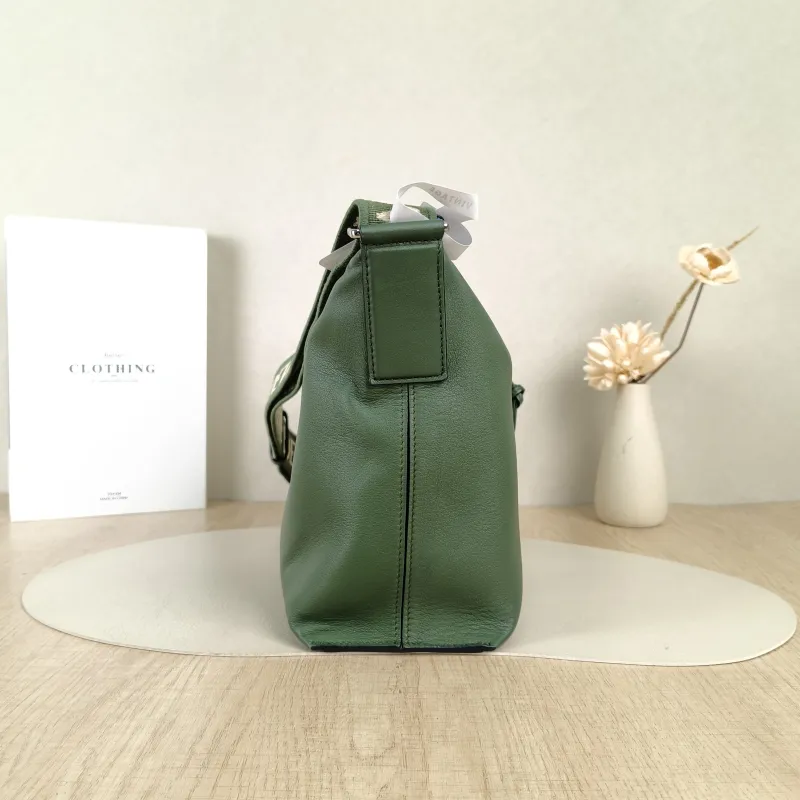 LOEWE Crossbody Bagcubi Crossbody Bag Green Calfskin Small20 × 11 × 15 cm — detail view 11 of 14