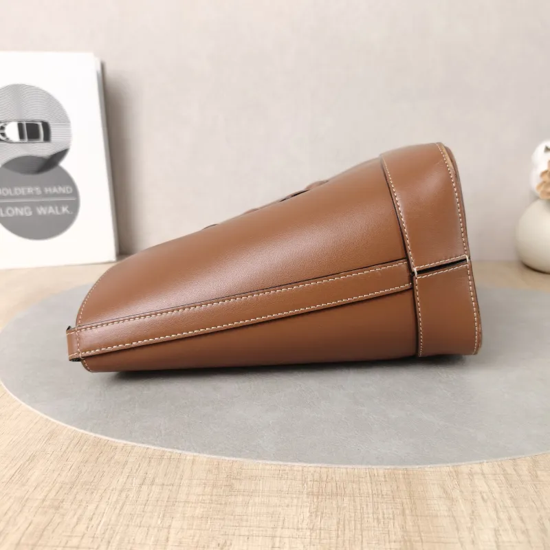CELINE Shoulder Bag BUCKET TRIOMPHE Bucket Bag Calfskin Small17 × 10 × 22 cm — detail view 3 of 13