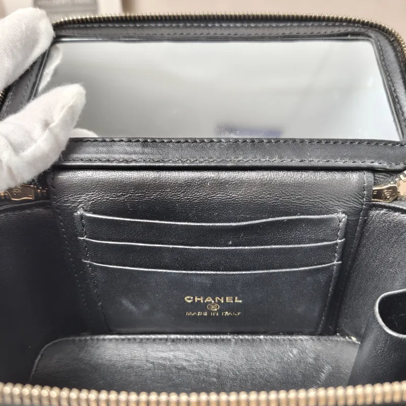 Chanel Crossbody Bag Edition Black Patent Leathermini16 × 8 × 9.5 cm — detail view 5 of 13