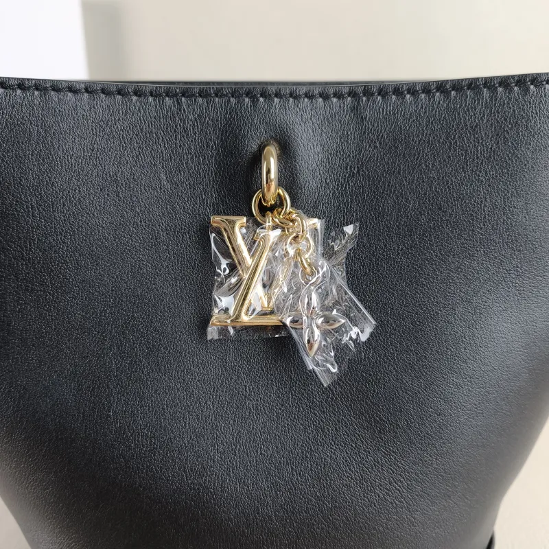 Louis Vuitton Shoulder Bag Bloom Hobo Bucket Bag Black Calfskin Mini 16 × 11 × 17.5 cm — detail view 7 of 9