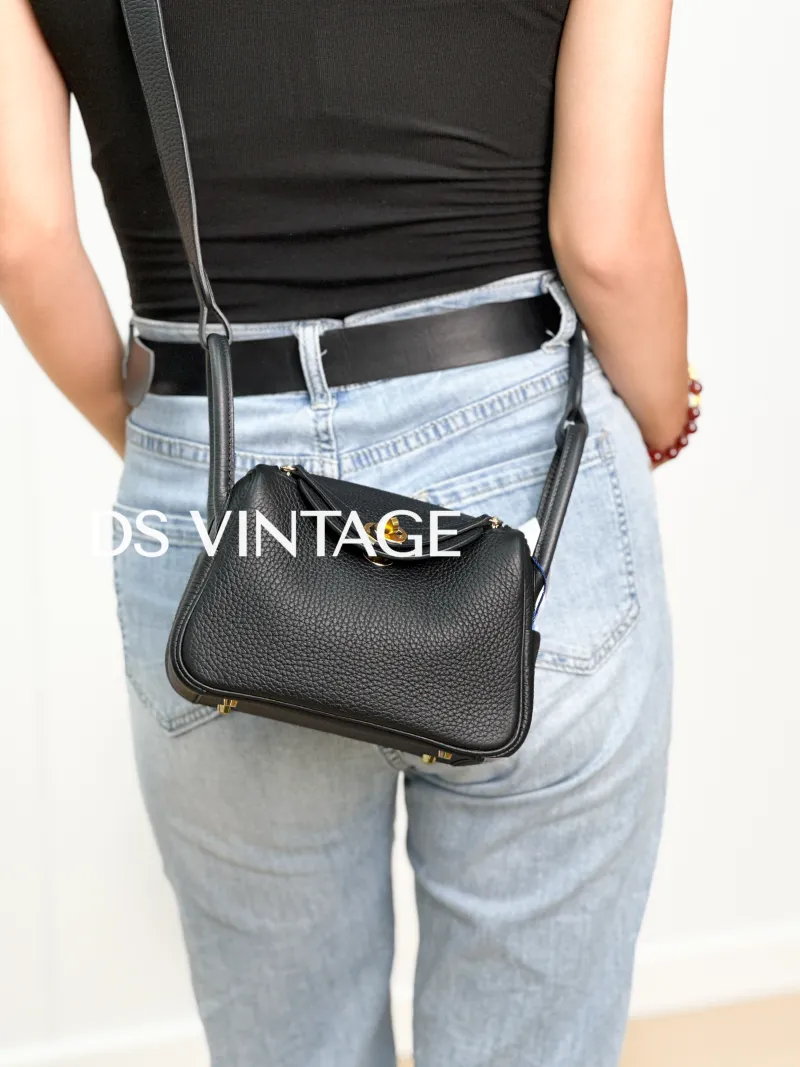 Hermès Shoulder Bag Lindy Mini 19 89Noir Black Taurillon Clemence TC Calfskin Mini 19 × 9 × 13 cm G — on-model view 5 of 6