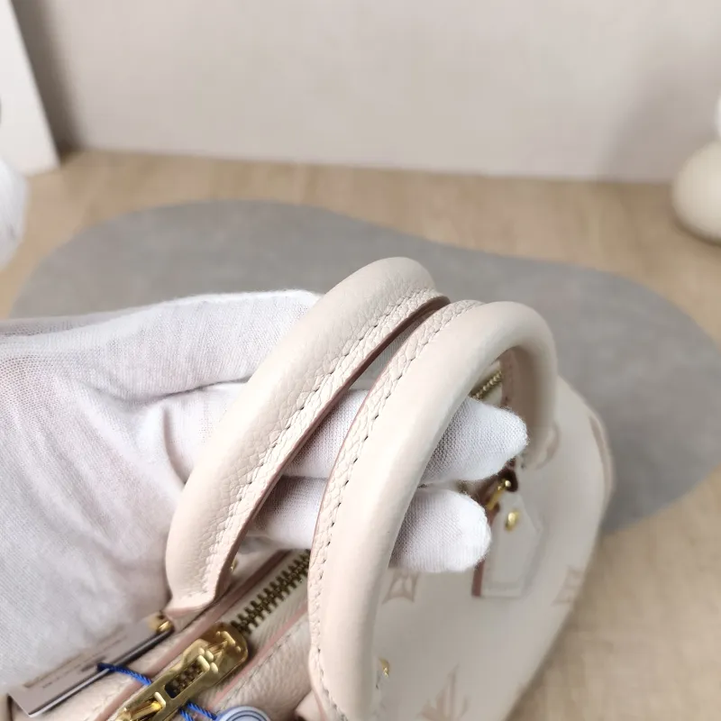Louis Vuitton Crossbody Bag Speedy20Beige · Pink Empreinte Embossed Calfskin Small20.5 × 12 × 13.5 cm — detail view 4 of 12