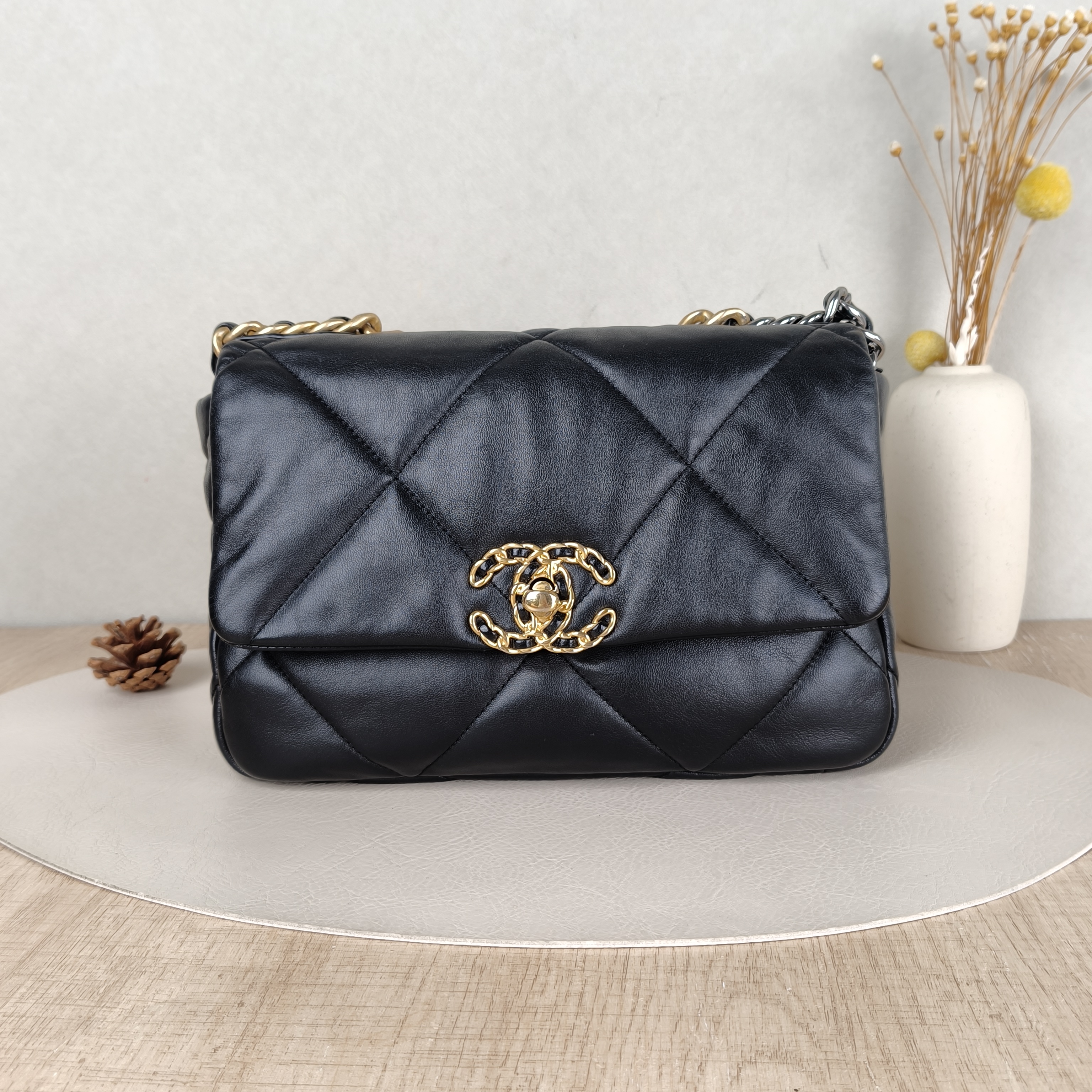 Chanel Crossbody Bag19Bag Black SL ambskin Small26 × 9 × 16 cm
