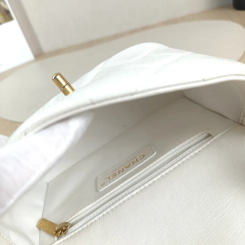 Chanel Crossbody Bag Edition White Calfskin One Size17 × 7 × 13 cm — detail view 9 of 14