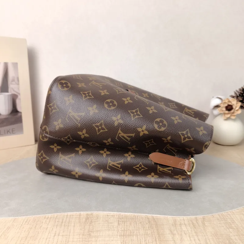 Louis Vuitton Shoulder Bag NÉONOÉ Bucket Bag Caramel PVC Medium 26 × 17.5 × 26 cm — detail view 1 of 11