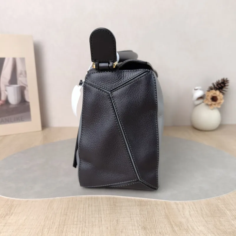 LOEWE Crossbody Bag Puzzle Colorblock Calfskin Medium 29 × 14 × 19.5 cm — detail view 15 of 15