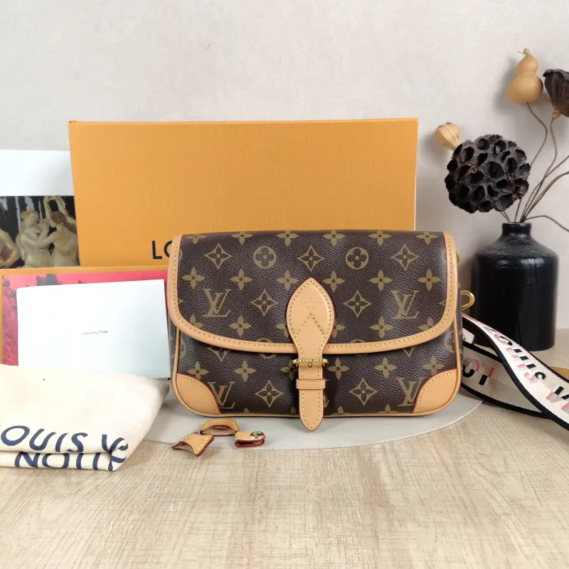 Louis Vuitton Crossbody Bag Diane Baguette Bag Shoulder Strap PVC Small24 × 9 × 15 cm — cover view 5 of 6