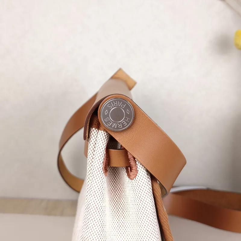Hermès Shoulder Bag Herbag Zip 20 Beige Canvas mini20 × 7 × 17 cm — detail view 10 of 17